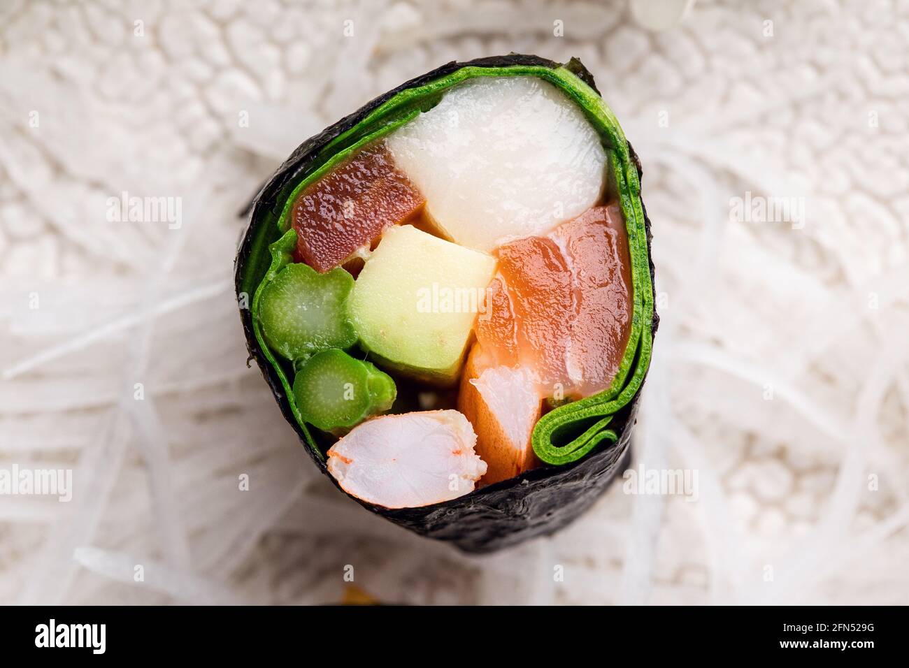 Vista dall'alto del sano sushi giapponese senza riso con carne di granchio avvolta in rafano di daikon Foto Stock