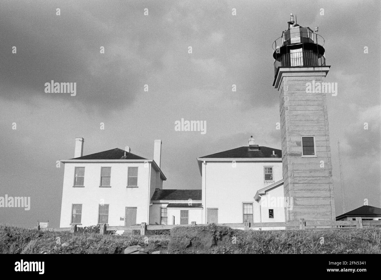 Beavertail Lighthouse, Jamestown, RI, novembre 1992. Parte di una serie di 35 fari della costa orientale americana fotografati tra novembre 1992 e settembre 1993. Foto Stock