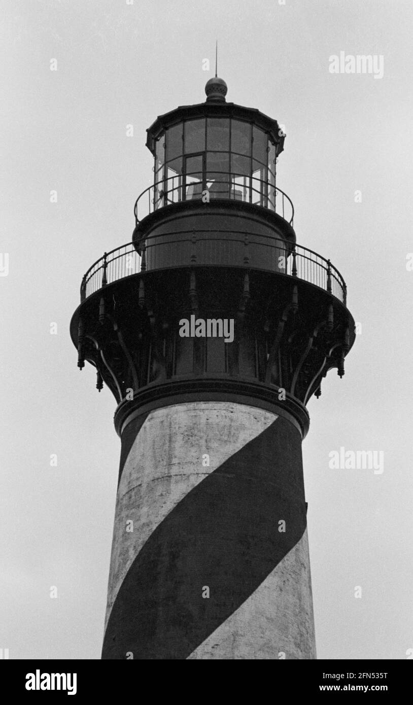 Cape Hatteras Lighthouse Before Relocation, Buxton, North Carolina, dicembre 1992. Parte di una serie di 35 fari della costa orientale americana fotografati tra novembre 1992 e settembre 1993. Foto Stock
