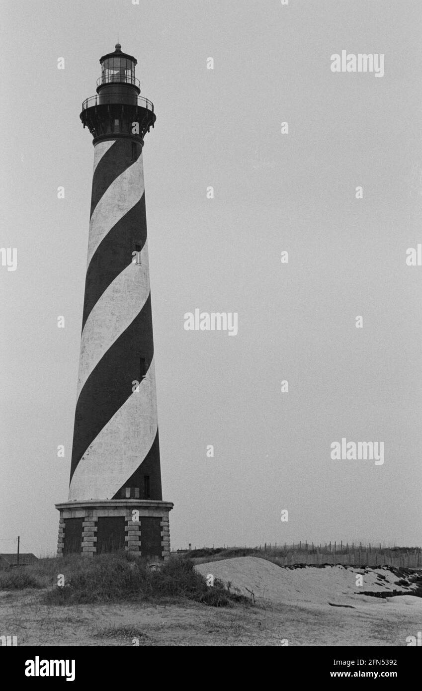 Cape Hatteras Lighthouse Before Relocation, Buxton, North Carolina, dicembre 1992. Parte di una serie di 35 fari della costa orientale americana fotografati tra novembre 1992 e settembre 1993. Foto Stock