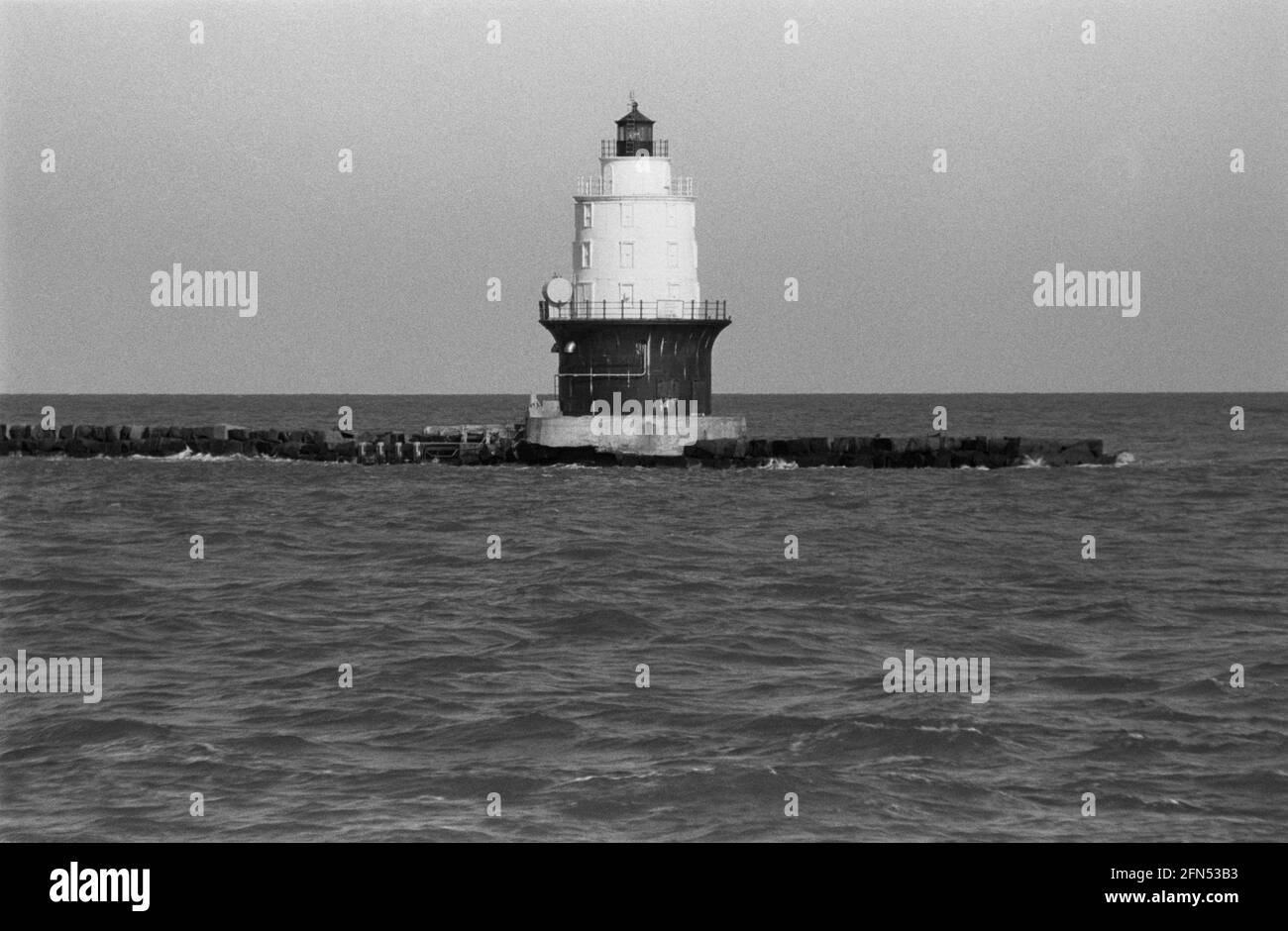 Porto del Faro del Rifugio, Delaware Bay Breakwater (Cape May, NJ a Lewes, DE Ferry), novembre 1992. Parte di una serie di 35 fari della costa orientale americana fotografati tra novembre 1992 e settembre 1993. Foto Stock