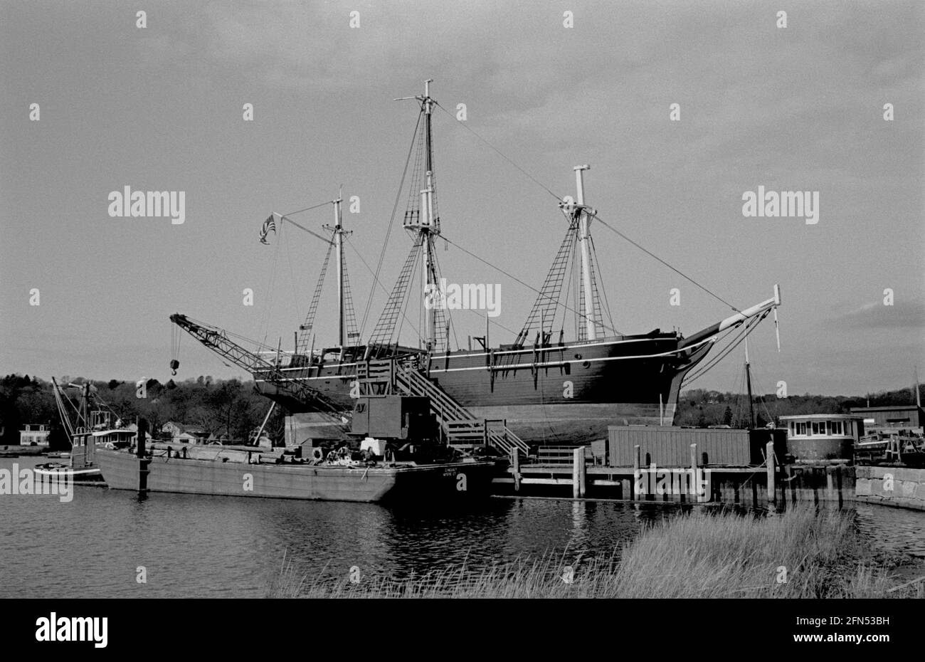 The Whaler, Charles W. Morgan, in Dry Dock. Mystic Bridge Historic District, Mystic, CT, novembre 1992. Parte di una serie di 35 fari della costa orientale americana fotografati tra novembre 1992 e settembre 1993. Foto Stock