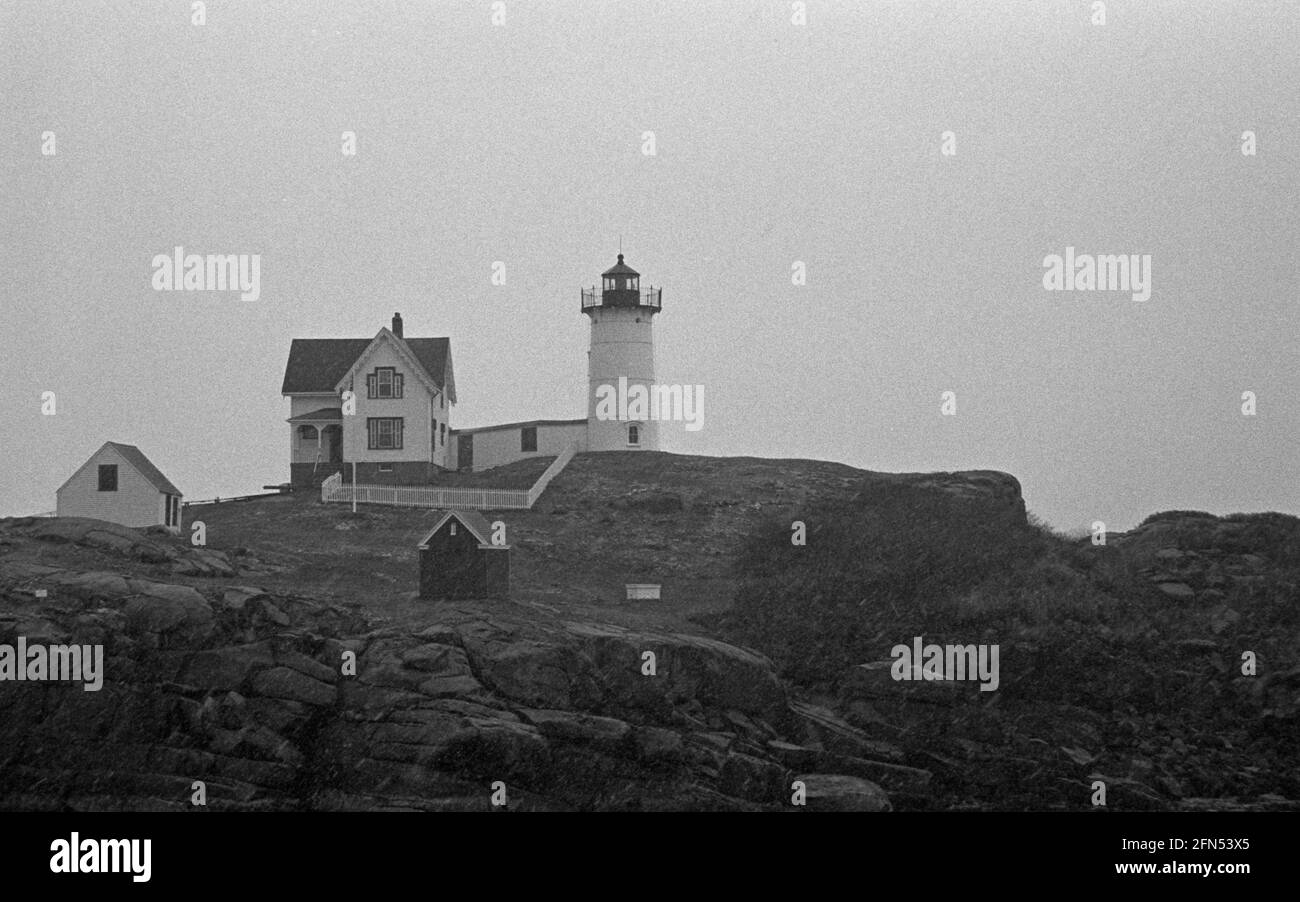Nubble Lighthouse, York, ME, Nov 1992. Parte di una serie di 35 fari della costa orientale americana fotografati tra novembre 1992 e settembre 1993. Foto Stock