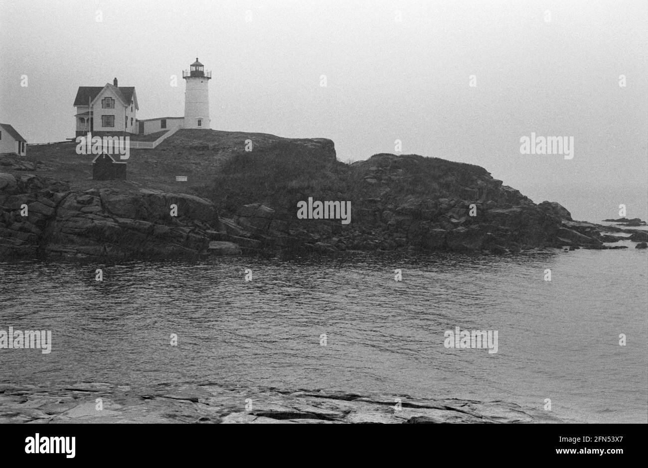 Nubble Lighthouse, York, ME, Nov 1992. Parte di una serie di 35 fari della costa orientale americana fotografati tra novembre 1992 e settembre 1993. Foto Stock