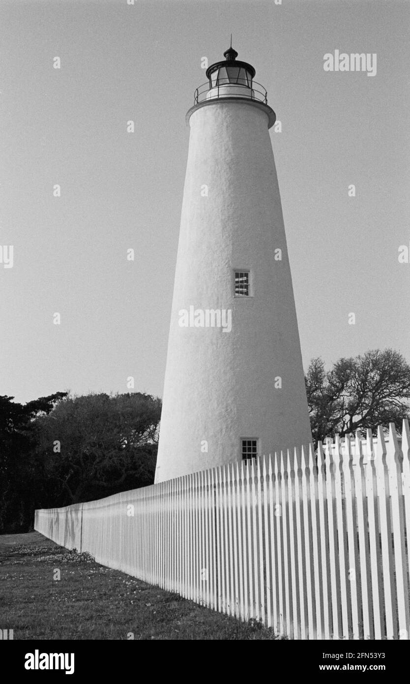 Ocracoke Lighthouse, Ocracoke Island, North Carolina, settembre 1993. Parte di una serie di 35 fari della costa orientale americana fotografati tra novembre 1992 e settembre 1993. Foto Stock
