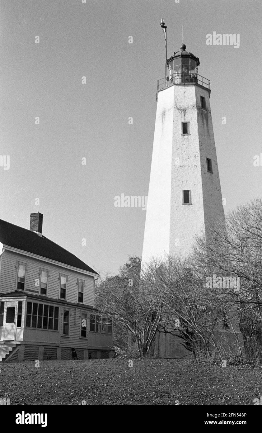 Sandy Hook Lighthouse, Highlands, NJ, novembre 1992. Parte di una serie di 35 fari della costa orientale americana fotografati tra novembre 1992 e settembre 1993. Foto Stock