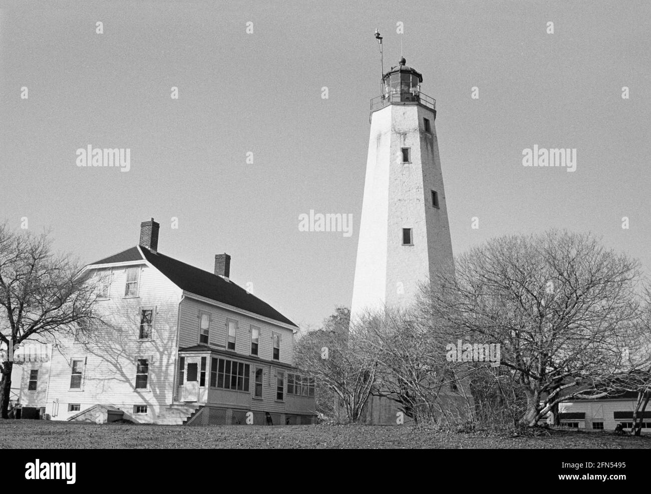 Sandy Hook Lighthouse, Highlands, NJ, novembre 1992. Parte di una serie di 35 fari della costa orientale americana fotografati tra novembre 1992 e settembre 1993. Foto Stock