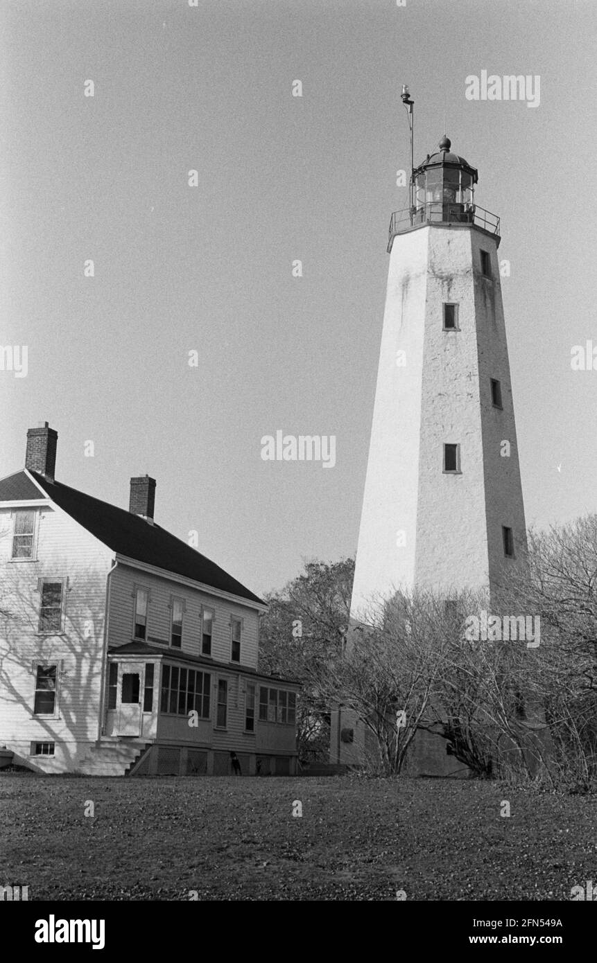 Sandy Hook Lighthouse, Highlands, NJ, novembre 1992. Parte di una serie di 35 fari della costa orientale americana fotografati tra novembre 1992 e settembre 1993. Foto Stock