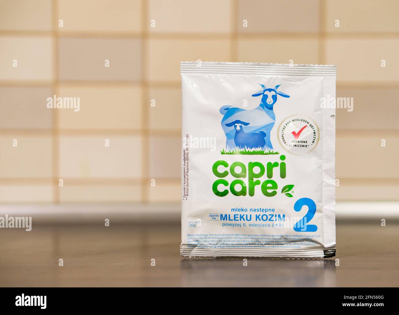 POZNAN, POLONIA - 20 gennaio 2018: Capri cura latte caprino per bambini in una borsa a tavola intorno al 2018 gennaio a Poznan, Polonia Foto Stock