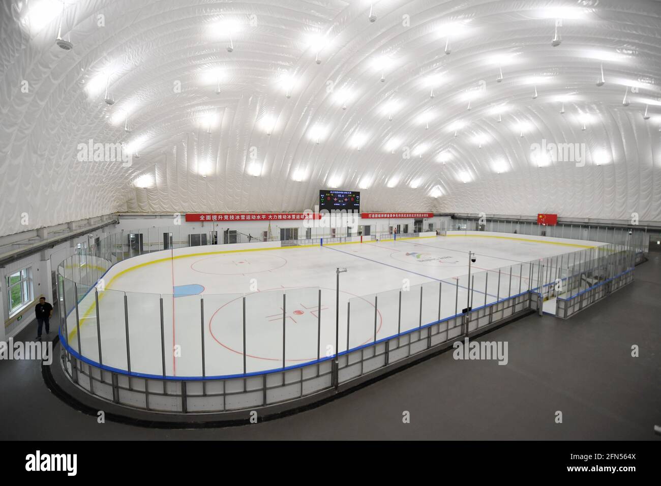 Pechino, Cina. 14 maggio 2021. Foto scattata il 14 maggio 2021 mostra il centro di allenamento di curling e hockey su ghiaccio di recente costruzione per i Giochi Paralimpici invernali di Pechino 2022 a Pechino, Cina. Credit: Zhang Chenlin/Xinhua/Alamy Live News Foto Stock