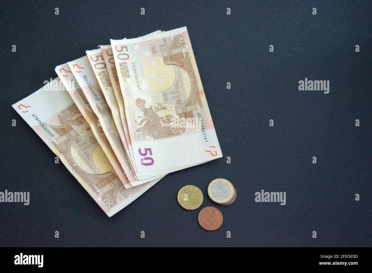 50 euro banconote e monete metalliche dell'Unione europea.Copia Spazio Foto Stock