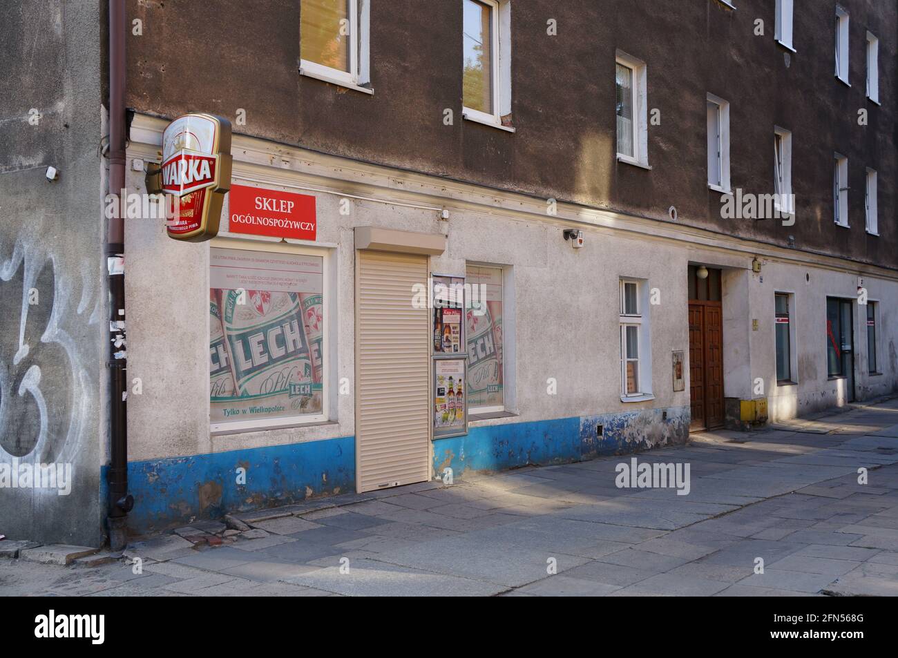 POZNAN, POLONIA - 17 agosto 2013: L'esterno di un piccolo negozio di alimentari chiuso in città Foto Stock