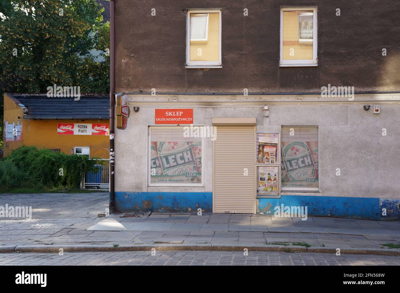 POZNAN, POLONIA - 17 agosto 2013: L'esterno di un piccolo negozio di alimentari chiuso in città Foto Stock