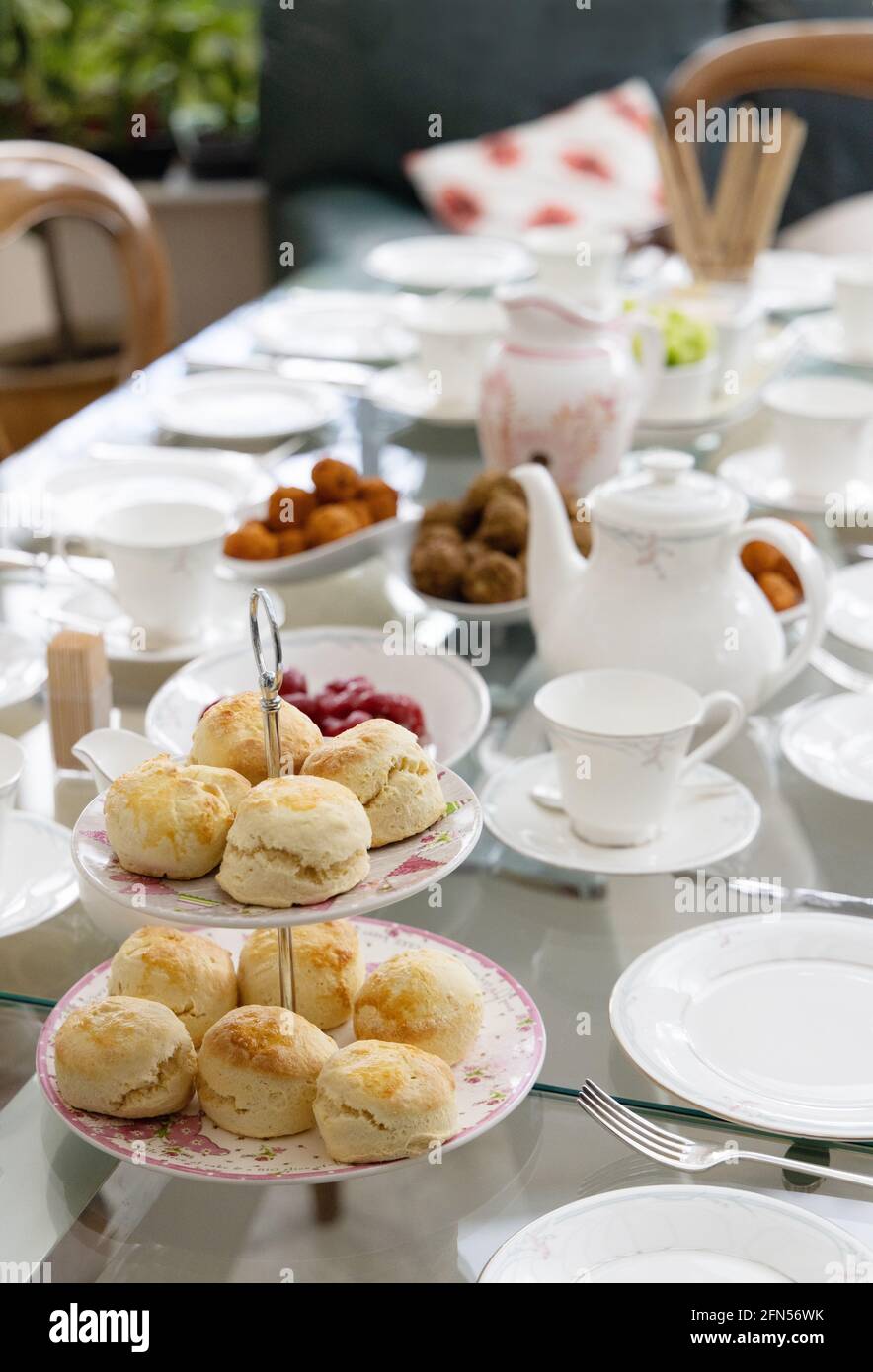 Tè pomeridiano UK; set da tavolo con Bone china, focaccine e servizio di tè per il tradizionale tè pomeridiano inglese, Suffolk UK Foto Stock