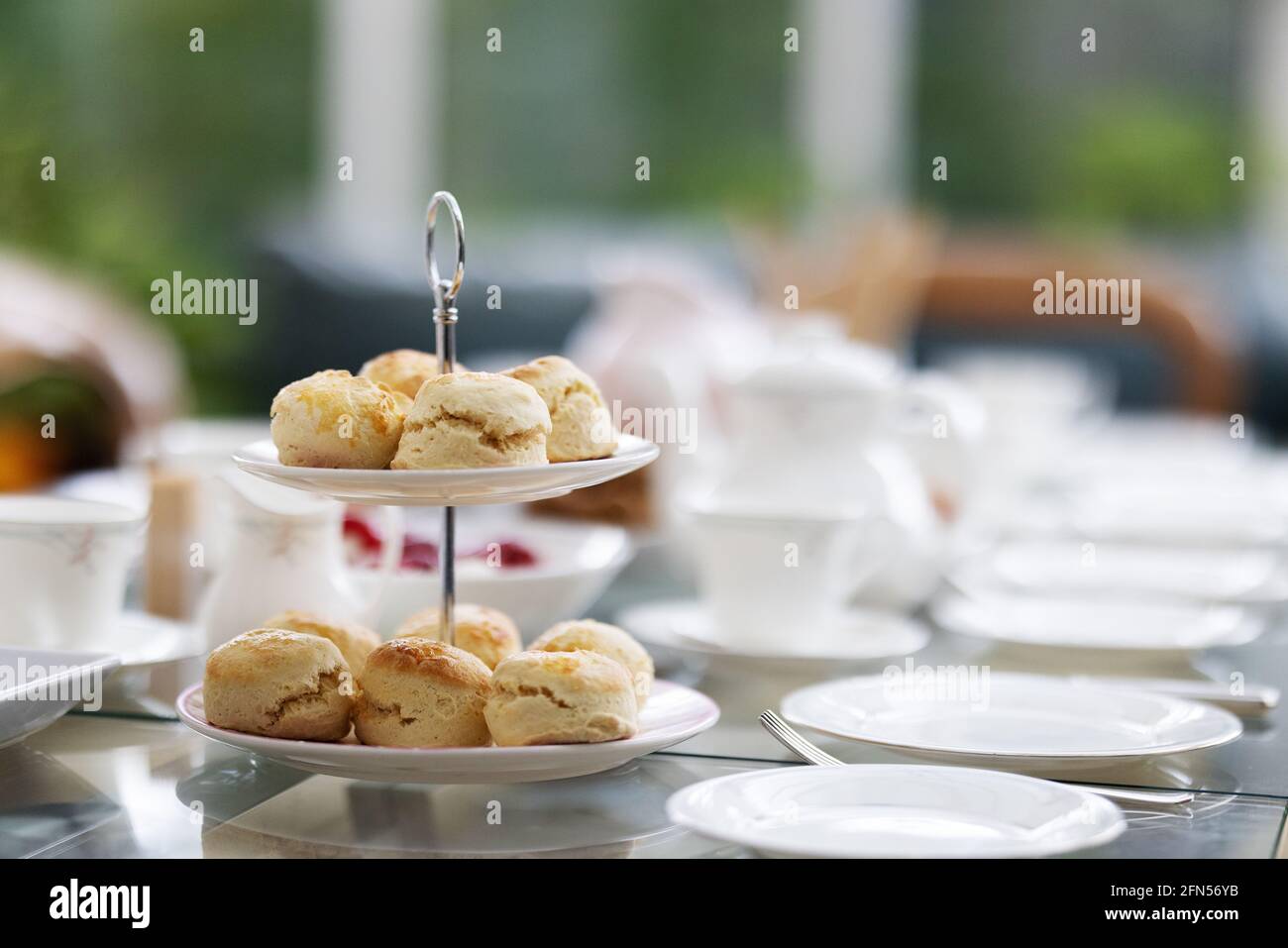 Gli scones servivano per un tradizionale tè pomeridiano inglese con servizio di tè Bone china e tavolo posato; Inghilterra UK Foto Stock