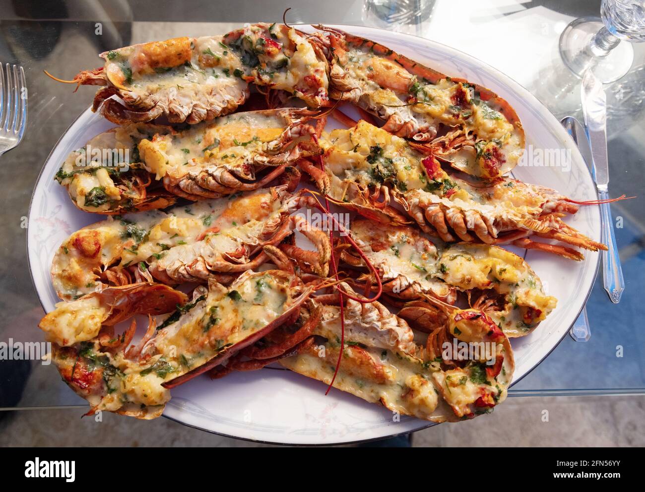 Lobster Thermidor; diverse aragoste servite su un piatto di ossa cina con scalogni, senape, erbe e parmigiano; Regno Unito Foto Stock