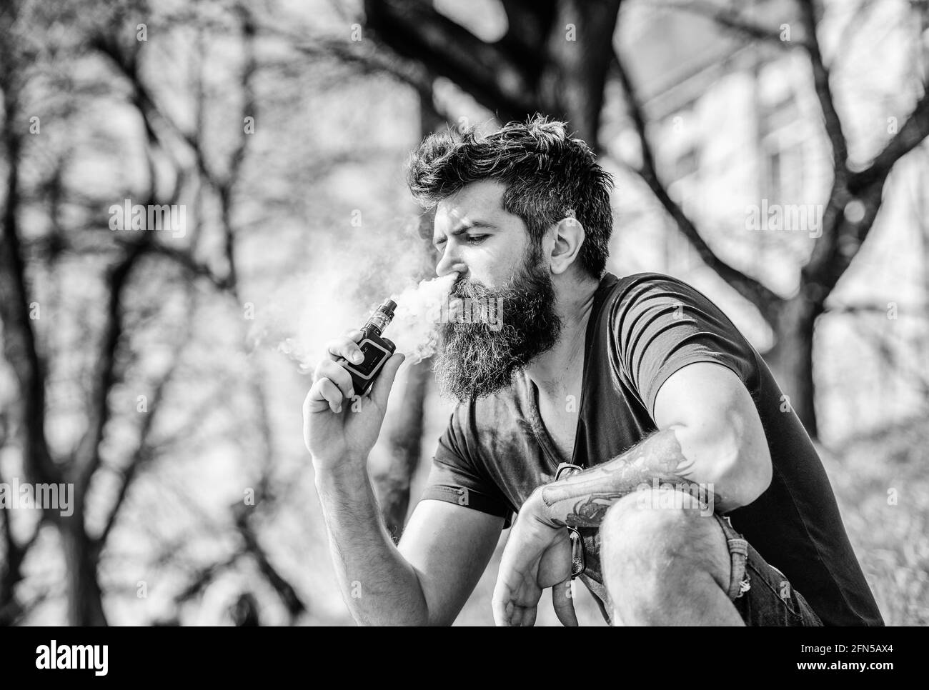 Uno stile perfetto. La sicurezza sanitaria e la tossicodipendenza. inalazione di vapore. L'uomo di fumare e-sigaretta. Coppia hipster con la barba. Barbuto brutale fumatori maschi electronic Foto Stock