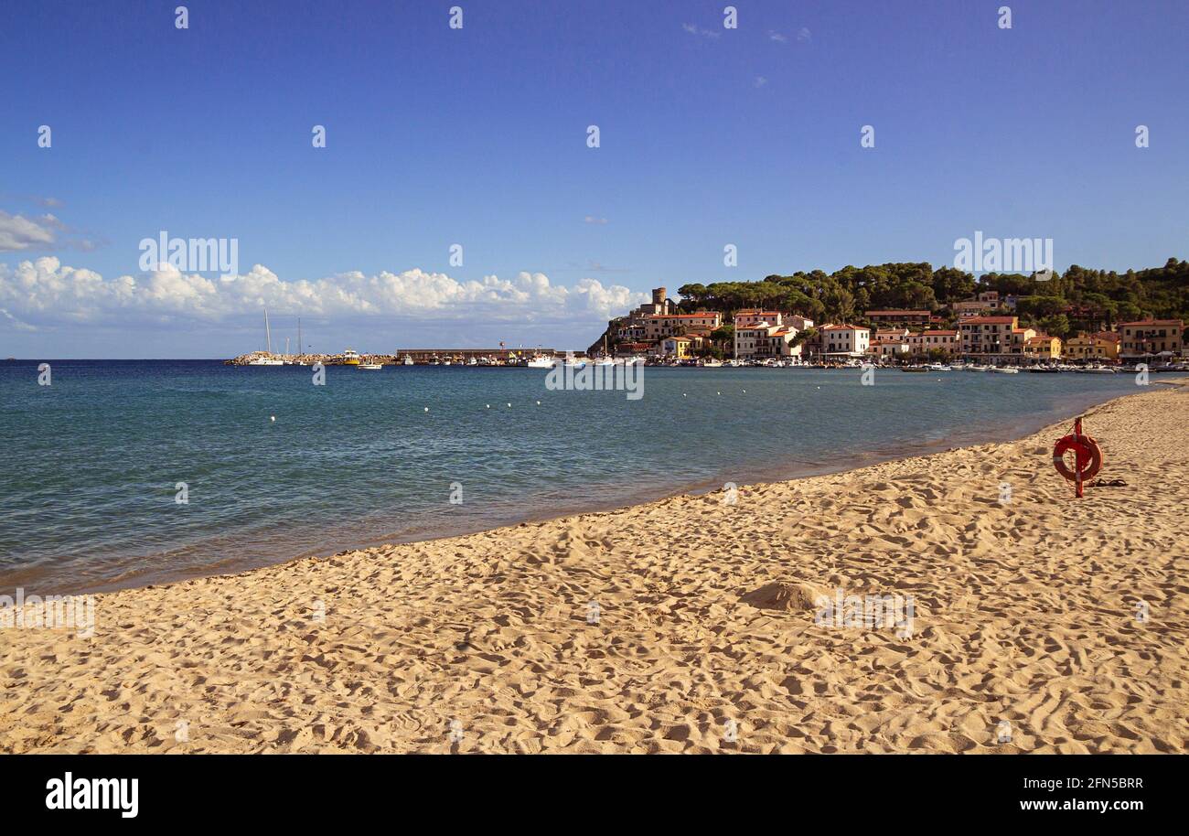 Spiaggia vuota a fine stagione in serata al sole a Marina di campo, Isola d'Elba, Toscana, Italia Foto Stock