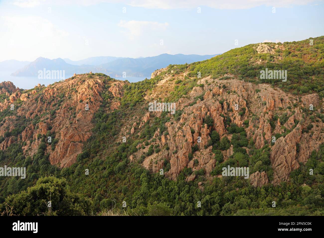 Incredibili badlands rossi chiamati Calanques de piana della Corsica occidentale in estate Foto Stock