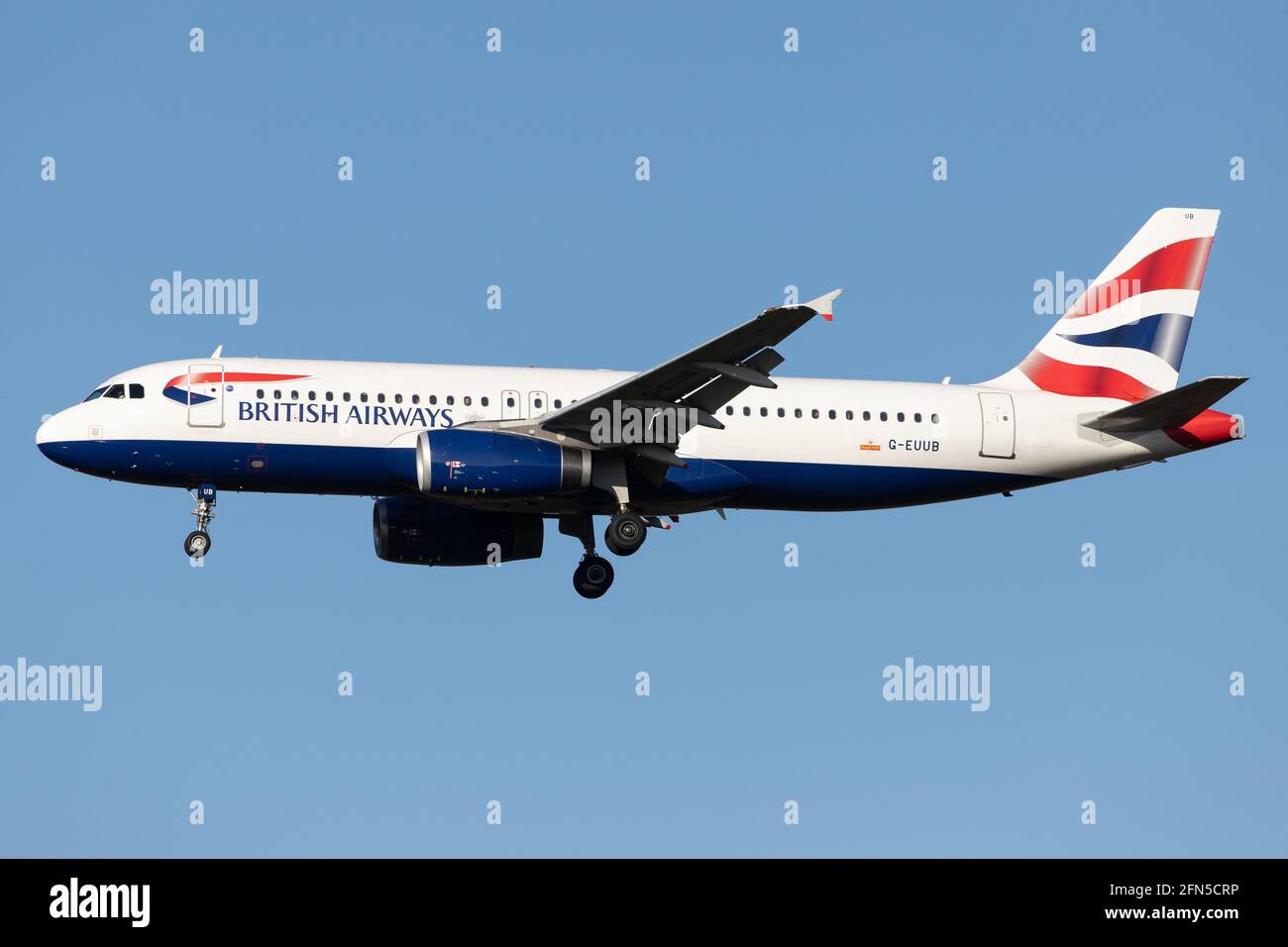 LONDRA, REGNO UNITO - 09 febbraio 2020: British Airways (BA / BAW) in avvicinamento all'aeroporto Heathrow di Londra (EGLL/LHR) con un Airbus A320-232 A320 (G-EUUB/ Foto Stock