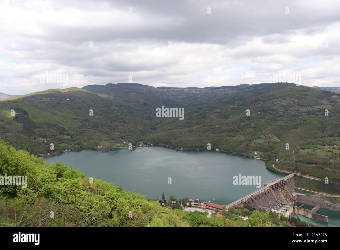 Paesaggio del fiume Drina, Lago Perućac e Bosnia-Erzegovina dalla montagna Tara Foto Stock