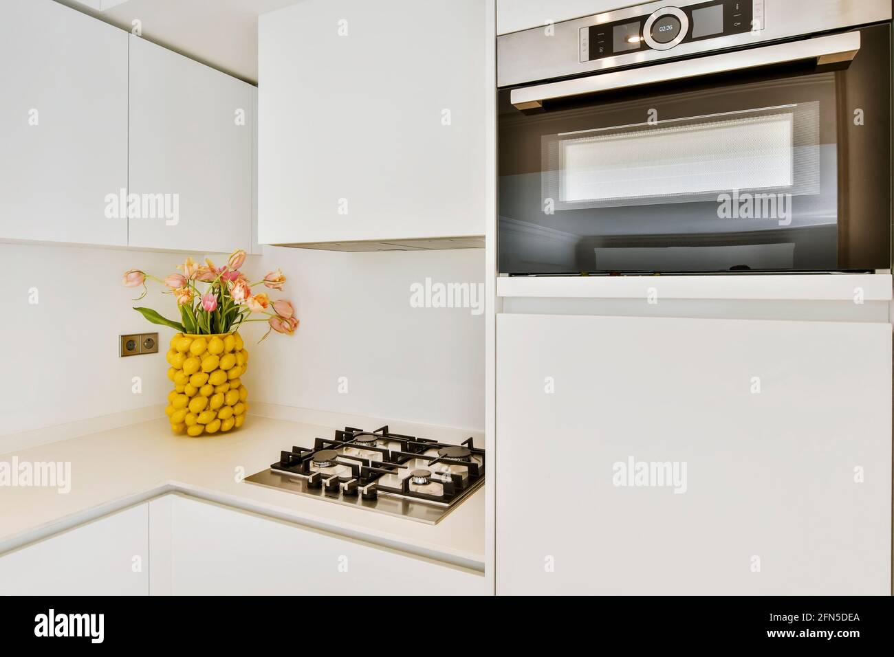 Cucina con mobili e elettrodomestici contemporanei Foto Stock