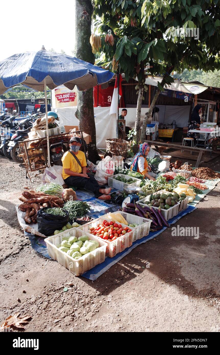 Vendita di verdure sul mercato di strada Foto Stock