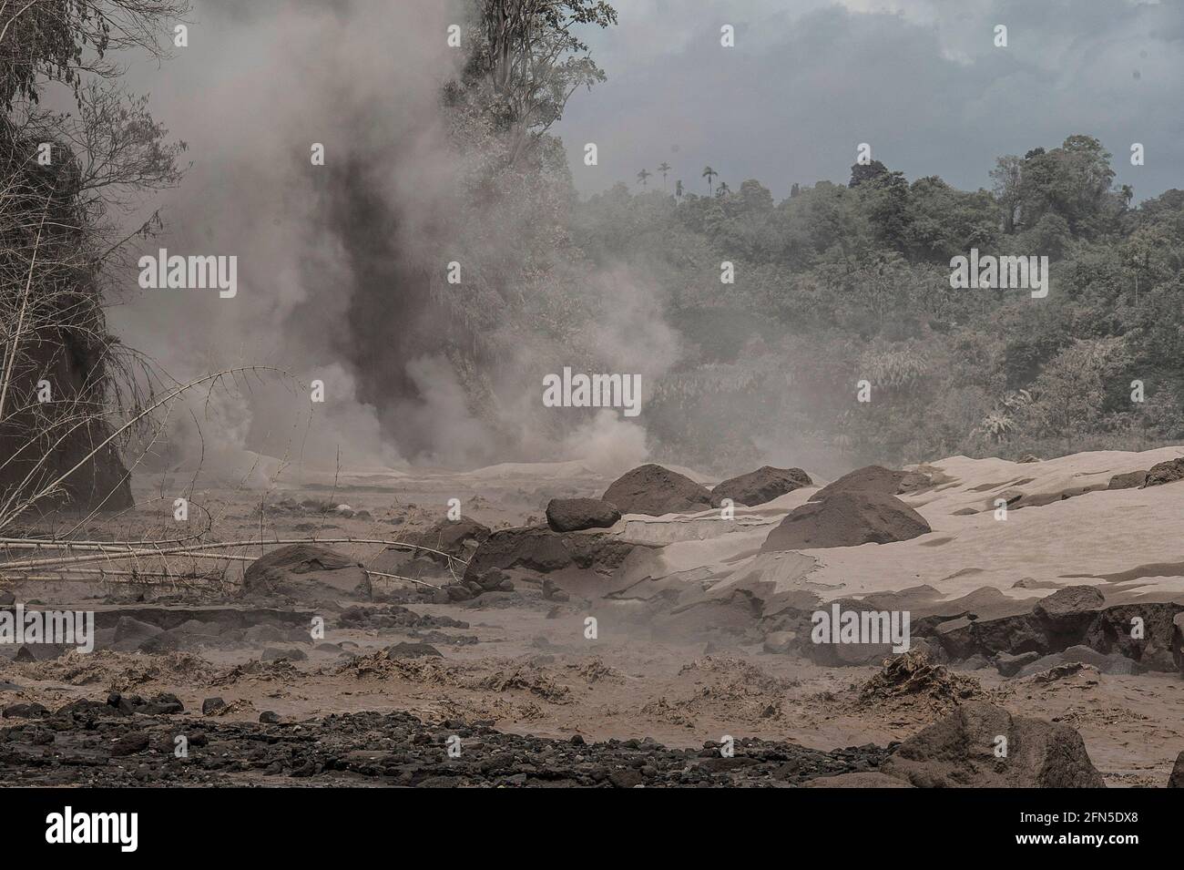 Sumatra settentrionale, Indonesia. 14 maggio 2021. Le ceneri vulcaniche del Monte Sinabung sono viste durante l'eruzione al villaggio di Simpang Empat nel distretto di Karo, Sumatra del Nord, Indonesia, 14 maggio 2021. Credit: Sutanta Aditya/Xinhua/Alamy Live News Foto Stock