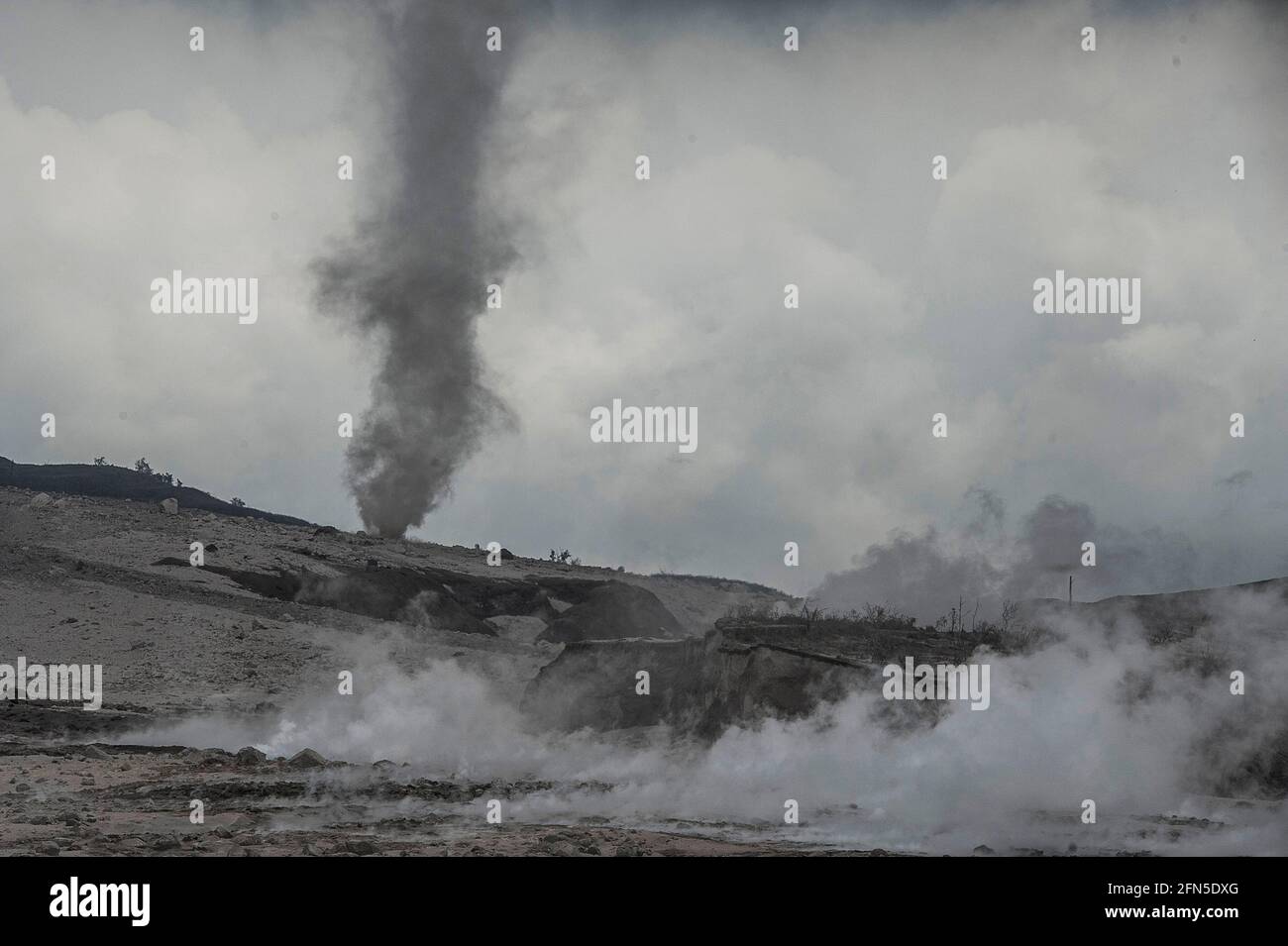 Sumatra settentrionale, Indonesia. 14 maggio 2021. La cenere vulcanica è vista dal Monte Sinabung durante l'eruzione al villaggio di Simpang Empat nel distretto di Karo, Sumatra del Nord, Indonesia, 14 maggio 2021. Credit: Sutanta Aditya/Xinhua/Alamy Live News Foto Stock