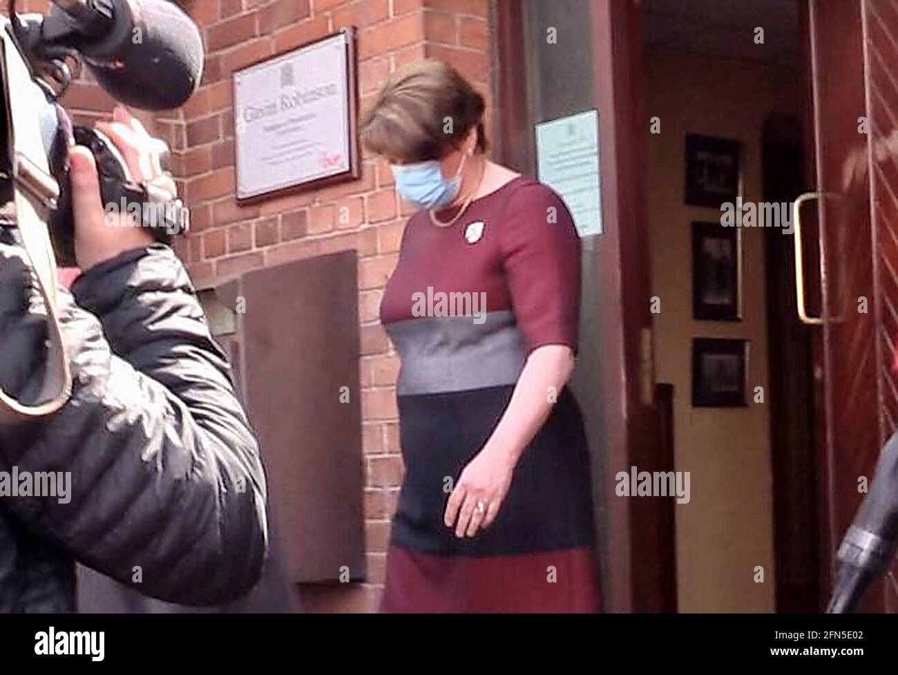 Scarica dal video del PA di Arlene Foster lasciando la sede del Partito unionista democratico (DUP) a Belfast. Data immagine: Venerdì 14 maggio 2021. Foto Stock