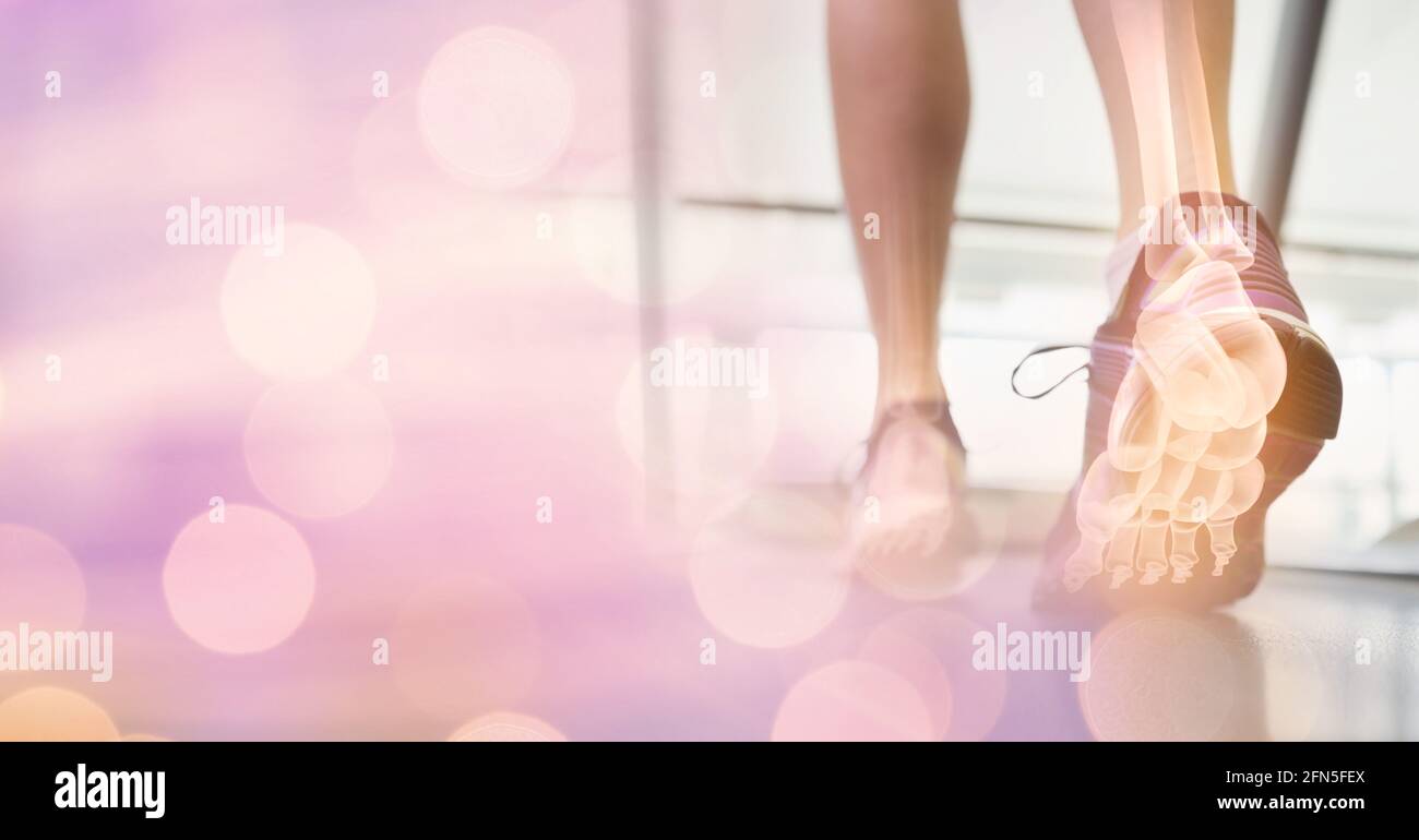 Composizione di macchie di luce sulla donna che corre sul tapis roulant con le ossa del piede che mostrano Foto Stock