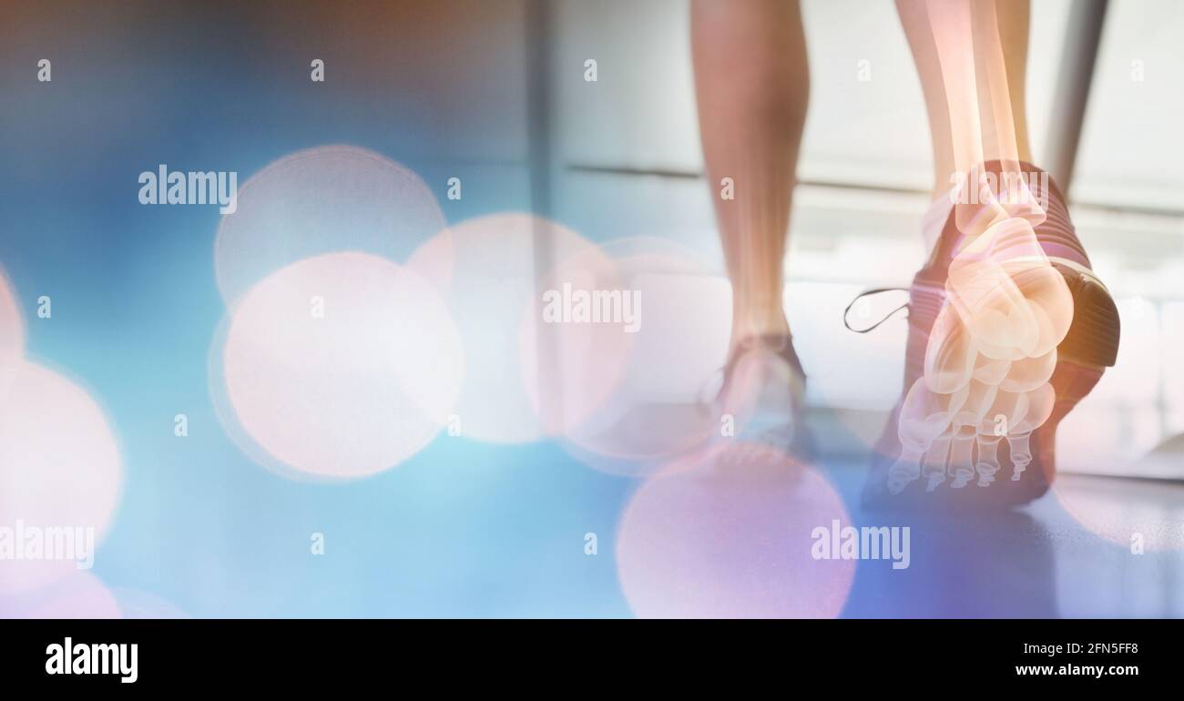 Composizione di macchie di luce sulla donna che corre sul tapis roulant con le ossa del piede che mostrano Foto Stock