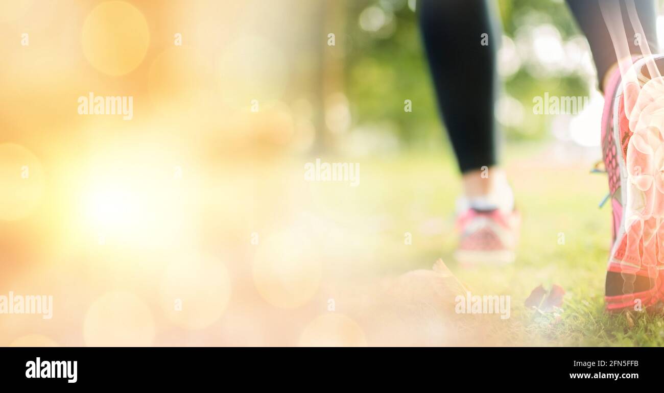 Gamba con ossa visibili di donna che corre in scarpe sportive Foto Stock