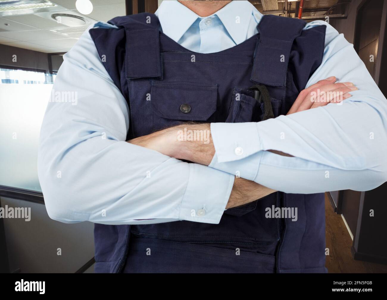 Composizione della sezione centrale della protezione di sicurezza maschile a prova di proiettile gilet sullo sfondo dell'ufficio Foto Stock