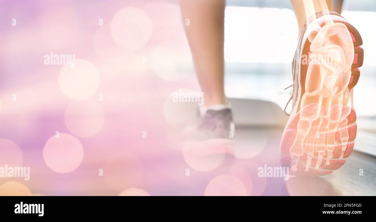 Composizione di macchie di luce sulla donna che corre sul tapis roulant con le ossa del piede che mostrano Foto Stock