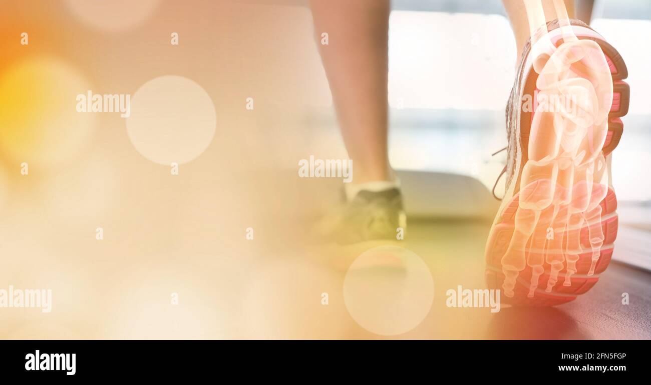 Composizione di macchie di luce sulla donna che corre sul tapis roulant con le ossa del piede che mostrano Foto Stock