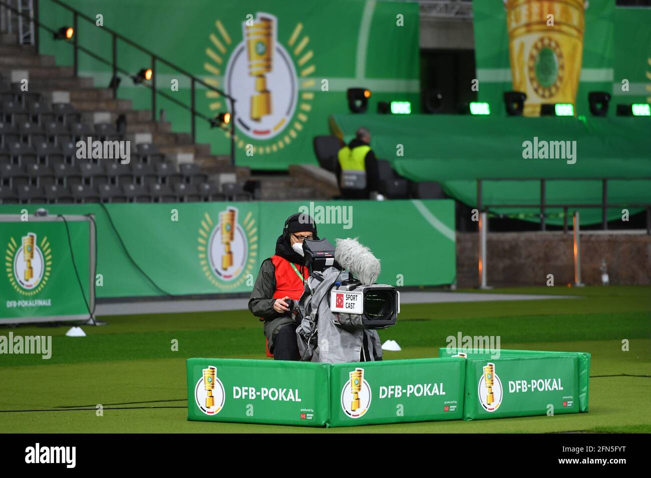 Berlino, Germania. 13 maggio 2021. Edge Motif trasmissione televisiva, cameraman, live, media, diritti televisivi. 78th DFB Pokal Final, RB Leipzig (L) - Borussia Dortmund (DO) 1-4 nello Stadio Olimpico di Berlino/Germania il 13 maggio 2021. Le normative DFL/DFB vietano l'uso di fotografie come sequenze di immagini e/o quasi-video | utilizzo in tutto il mondo Credit: dpa/Alamy Live News Foto Stock