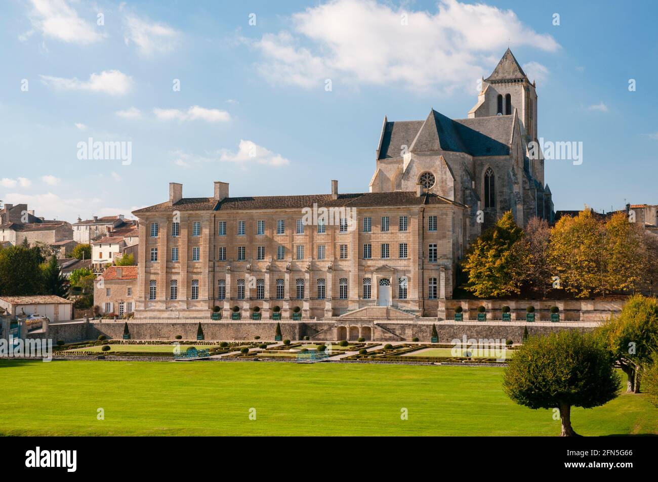 L'Abbazia reale e la chiesa di Celles-sur-Belle, Deux-Sevres (79), Nouvelle-Aquitaine regione, Francia. Foto Stock