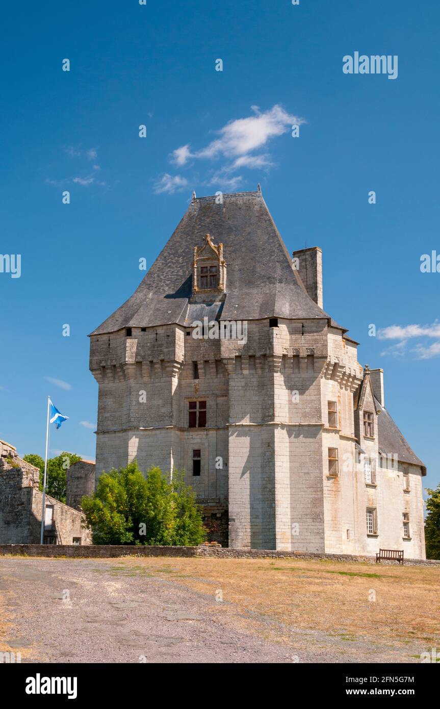 Il castello di Cherveux (XV secolo ) è elencato un patrimonio storico monumento, Cherveux village, Deux-Sevres (79), Nouvelle-Aquitaine, Francia Foto Stock