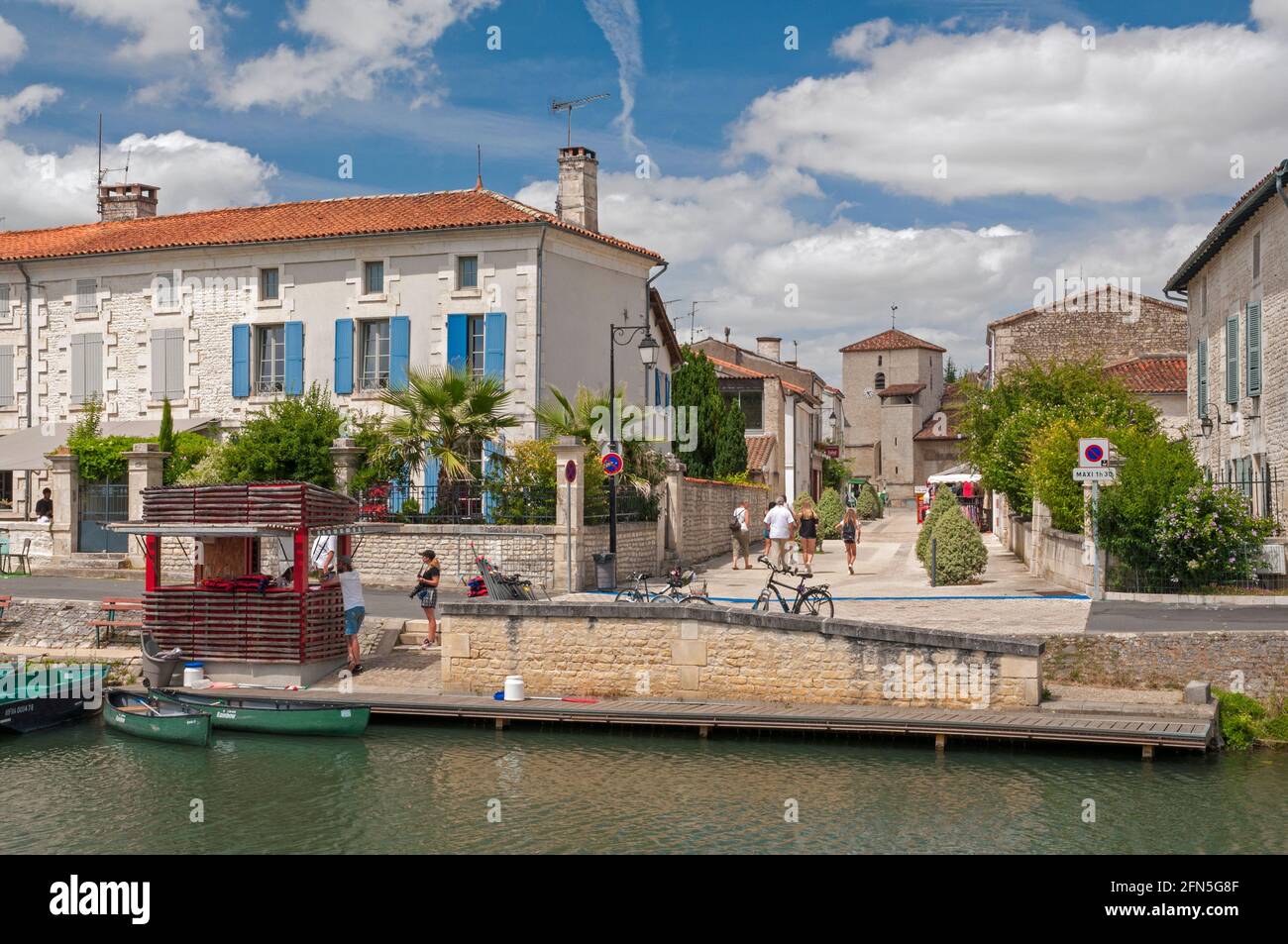 Pontile e la Sevre Niortaise banca di fiume con turismo verde imbarcazioni da diporto nella città di Coulon, Deux-Sevres (79) nel Marais Poitevin, il più grande Foto Stock