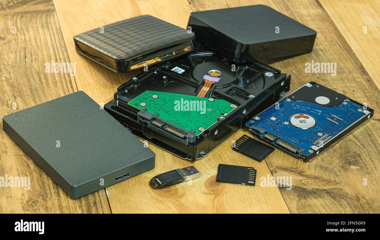 Pila di dispositivi di memoria hdd su superficie scura,componenti tecnologici,usb,memoria Foto Stock