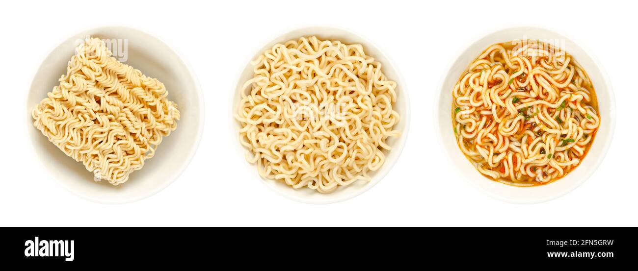 Ramen istantaneo, in ciotole bianche. Blocco secco di tagliatelle istantanee, tagliatelle imbevute di acqua bollente e una tazza di zuppa preparata di fresco con verdure. Foto Stock