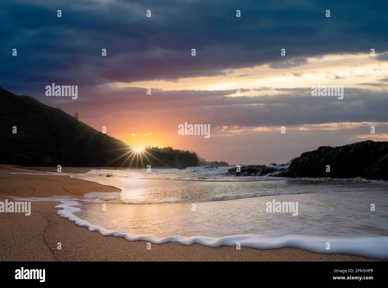 Tramonto e onde a Lumahai Beach. Kauai, Hawaii Foto Stock