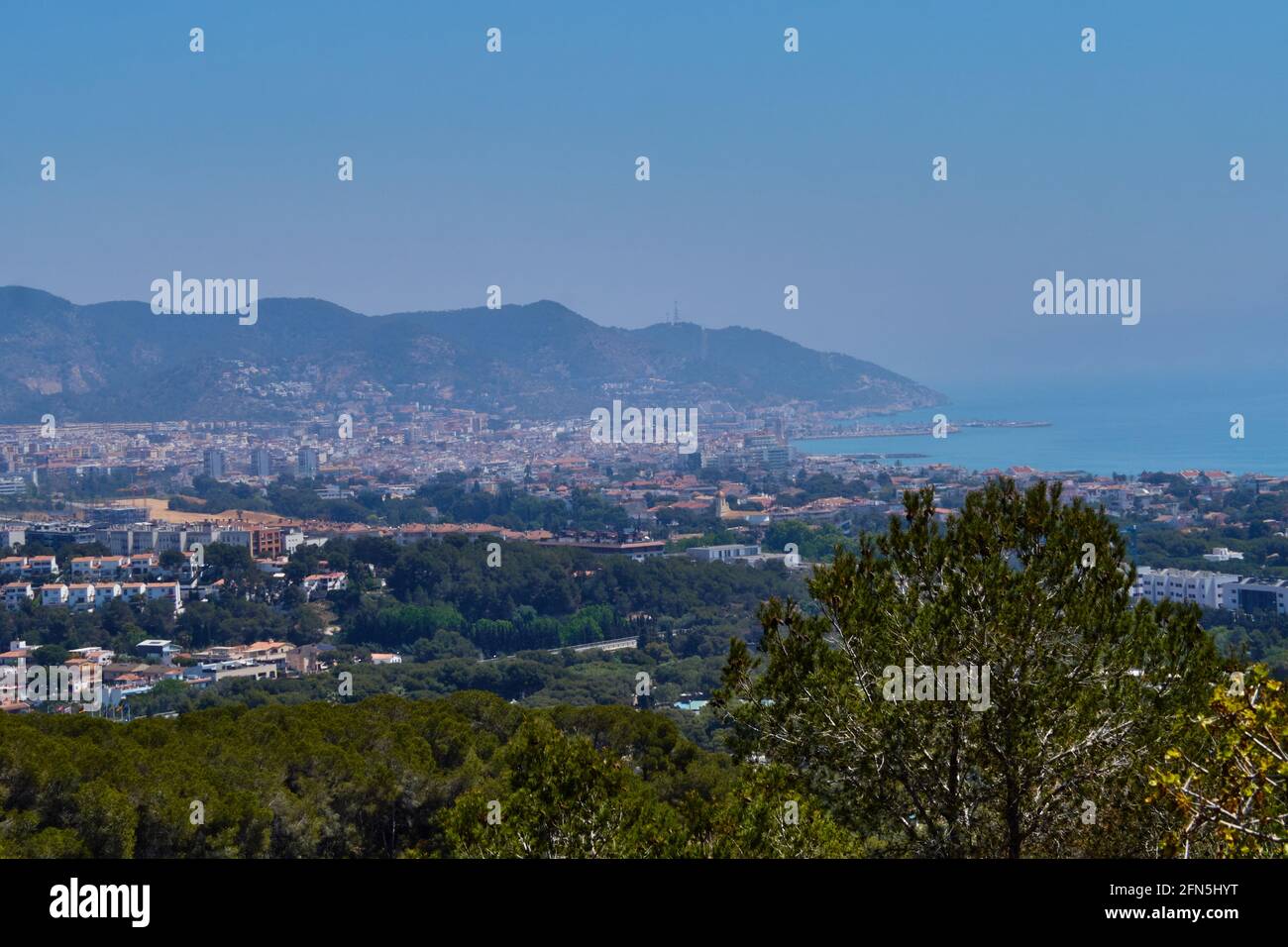 Fantastica vista sulla città di Sitges, in Spagna, in una soleggiata giornata di primavera Foto Stock