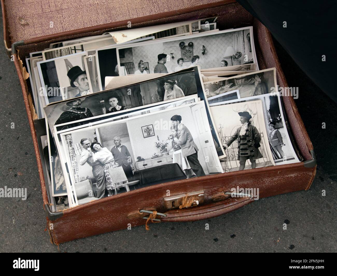 Una valigia piena di vecchie foto, in vendita al Brighton Marina Giant Boot Fair Foto Stock