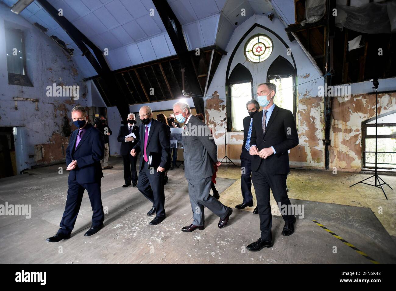 Il Principe di Galles (centro) durante una visita all'ex Sinagoga di Merthyr Tydfil a Merthyr Tydfil, Galles del Sud. Data immagine: Venerdì 14 maggio 2021. Foto Stock