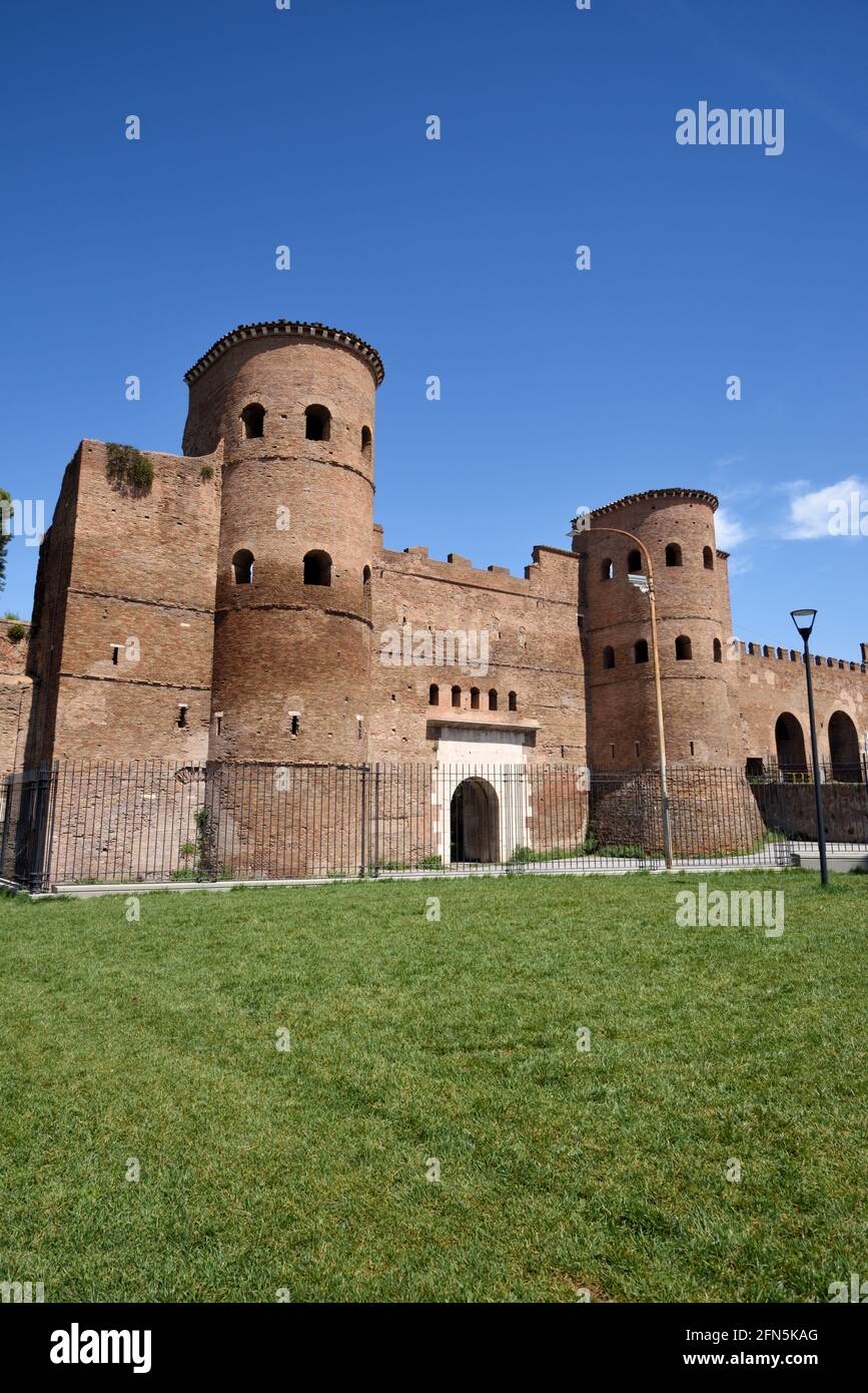 Italia, Roma, Mura Aureliane, porta Asinaria, antica porta romana Foto Stock