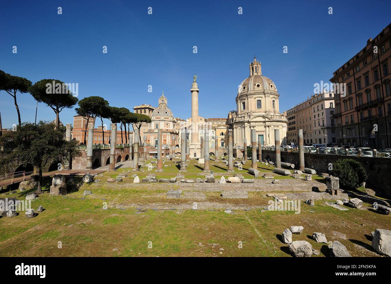 Italia, Roma, Foro di Traiano, Basilica Ulpia e colonna di Traiano Foto Stock