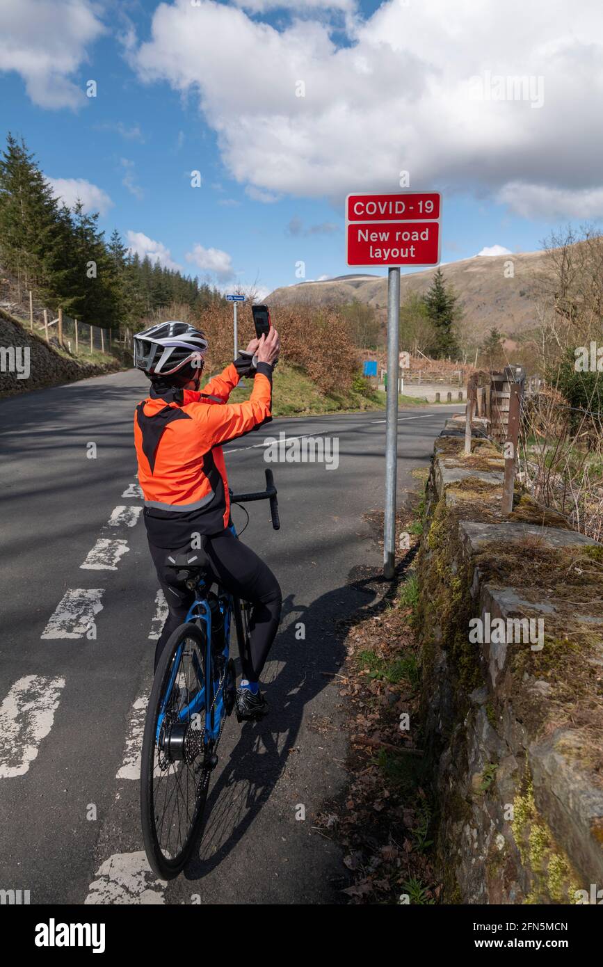 Covid 19 segno di avvertimento di nuova disposizione stradale a Thirlmere diga, Lake District, UK. Foto Stock