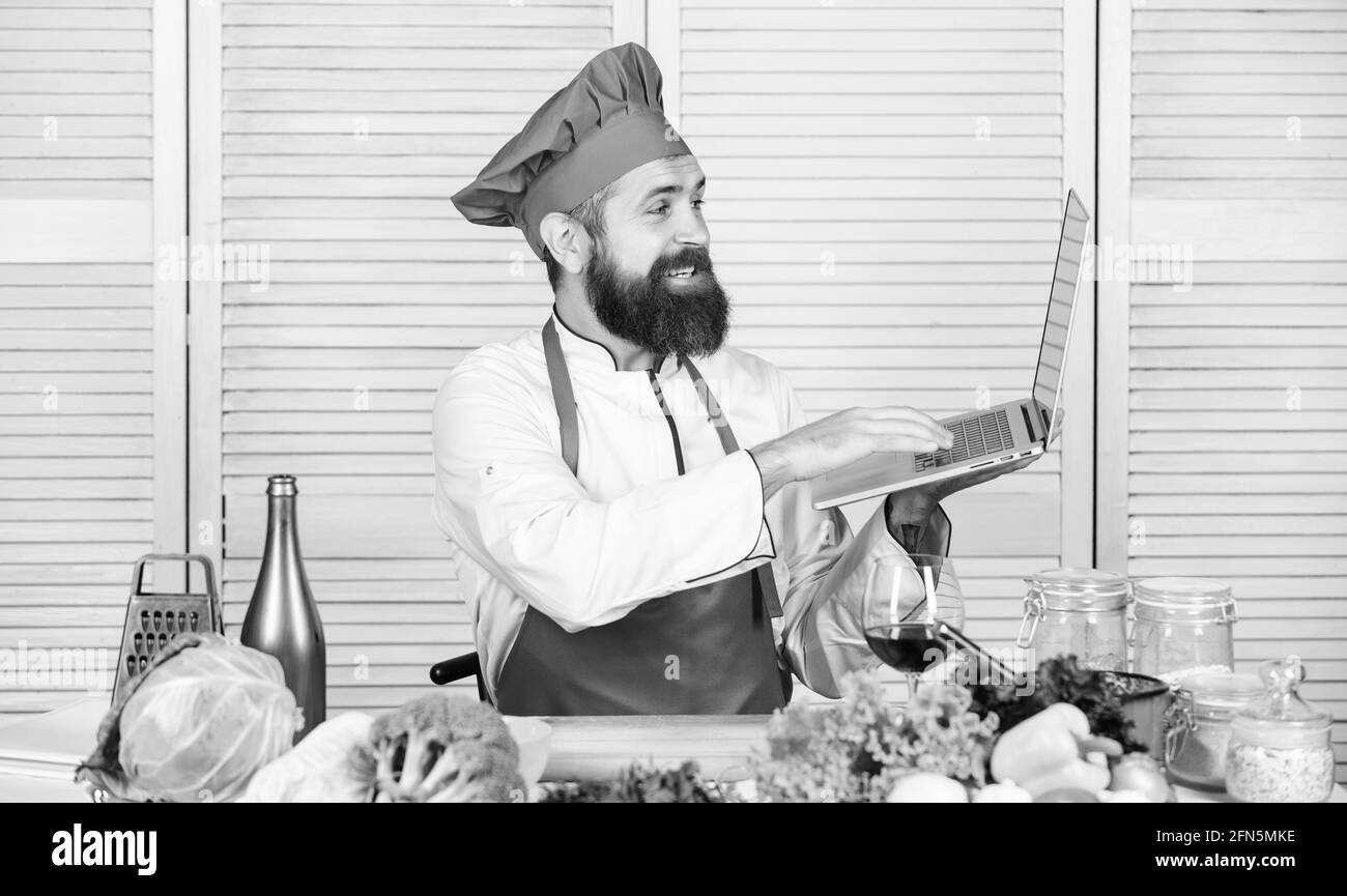Dieta alimenti biologici. Cibo sano per la cottura. Coppia hipster con la barba. Felice l'uomo barbuto. chef ricetta. Vegetariano con insalata di verdure fresche. Cucina Foto Stock